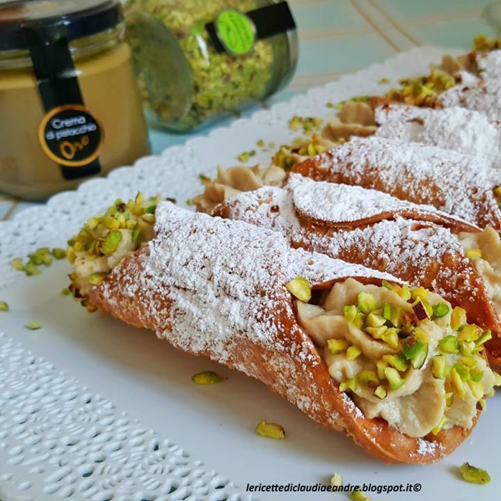 cannoli con crema di ricotta e crema di pistacchio