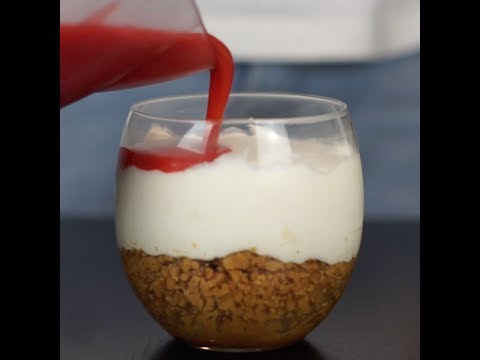 bicchierini di cheesecake alle fragole e crema di mandorla